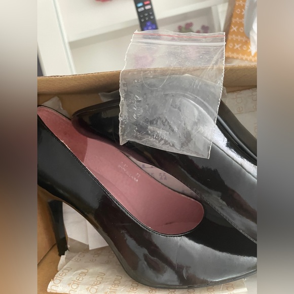 Gorgeous Black Pumps! With original box + extra heel caps 🥰 - Picture 7 of 10